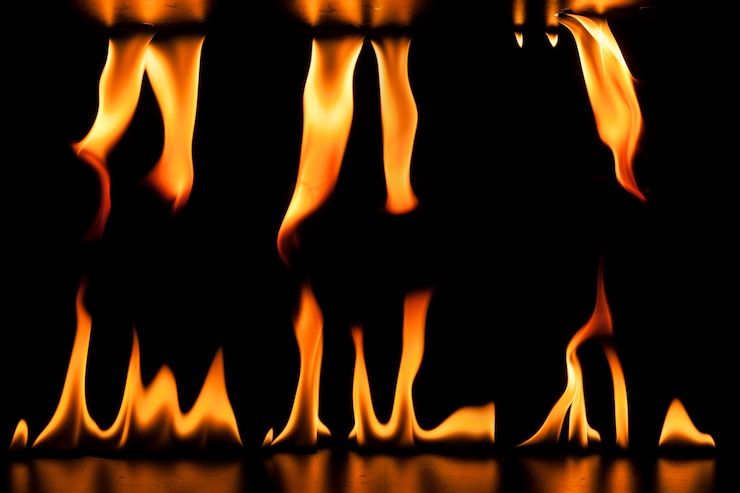 Foto gratuito fuoco fiamme su sfondo nero
