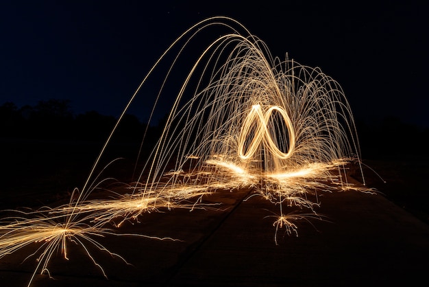 Fuoco in lana di acciaio a spirale, Arte di filatura di lana d&#39;acciaio, luce Absrtact