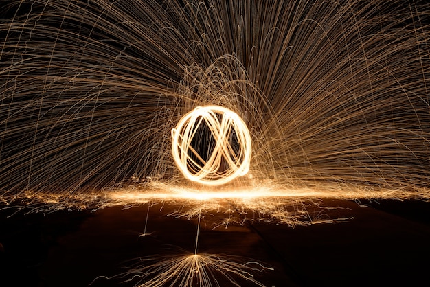 Fuoco in lana di acciaio a spirale, Arte di filatura di lana d&#39;acciaio, luce Absrtact