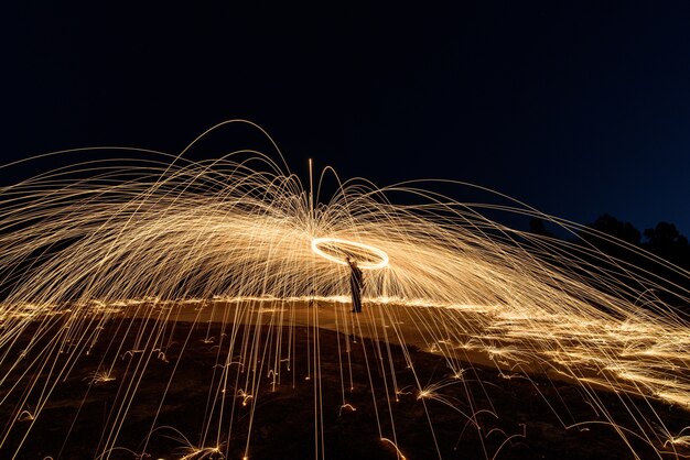 Fuoco in lana di acciaio a spirale, Arte di filatura di lana d&#39;acciaio, luce Absrtact