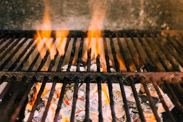 Fuoco pesante per grigliare su carbone caldo