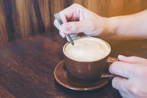 Fuoco selettivo dell&#39;uomo che mescola caffè