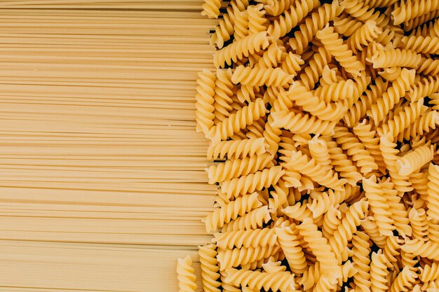 Fusilli crudi e maccheroni vista dall'alto