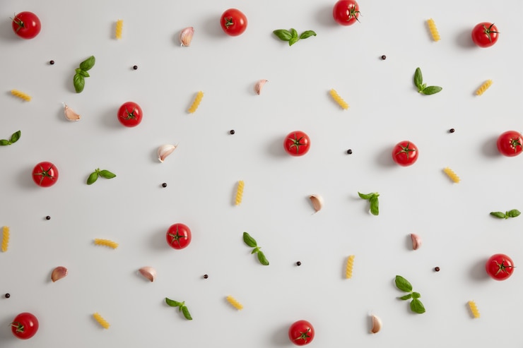 Foto gratuito fusilli crudi intorno a pomodori e spezie diverse per preparare un pasto delizioso. cucina italiana classica tradizionale. vista dall'alto di ingredienti freschi per cucinare la pasta. cibo nutriente