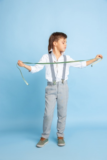 Futuro. Ragazzino che sogna la professione di sarta. Infanzia, pianificazione, educazione e concetto di sogno. Vuole diventare impiegato di successo nell'industria della moda e dello stile, atelier, fa vestiti.