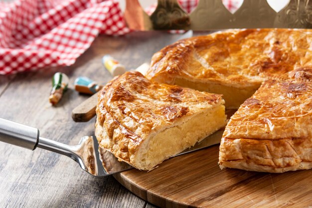 Galette des rois sulla tavola di legno. Torta dell'Epifania tradizionale in Francia