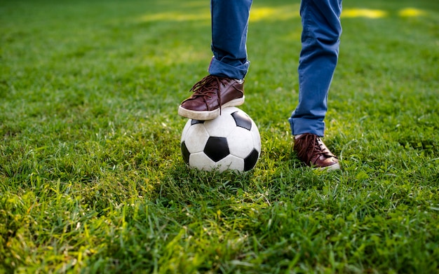 Gamba ad alto angolo su pallone da calcio