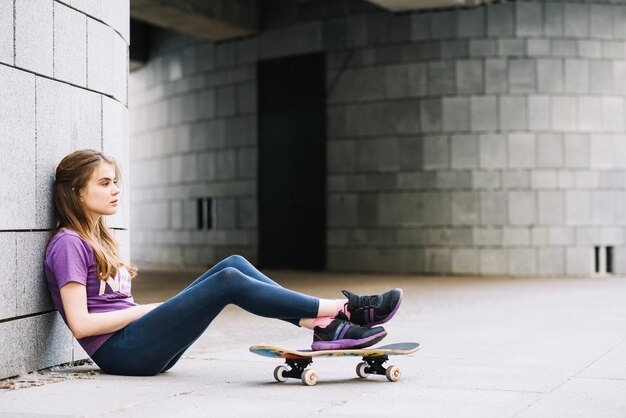 Gambe, adolescente, presa a terra, skateboard