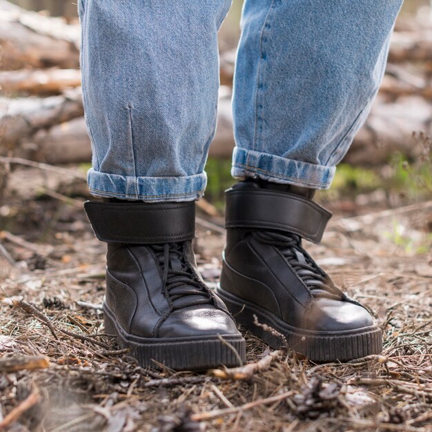 Gambe della donna del primo piano in natura