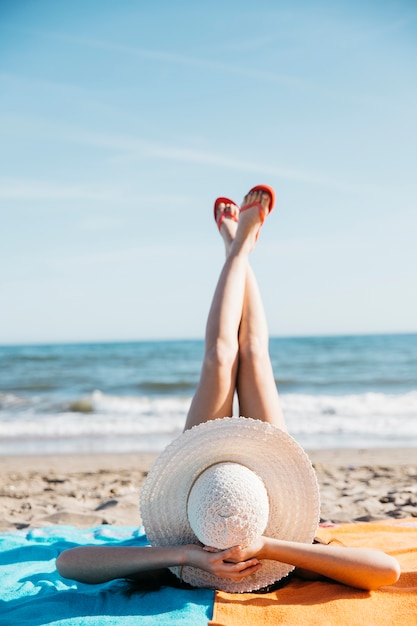 Gambe di donna in spiaggia