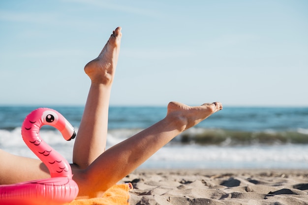 Gambe di donna in spiaggia