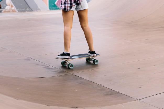 Gambe di pattinaggio di ragazza