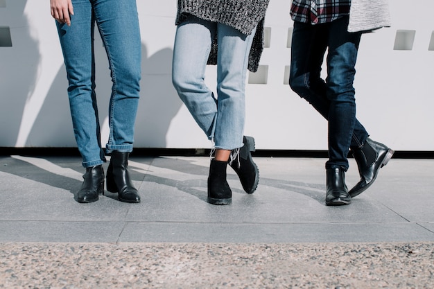 Gambe di persone che indossano jeans