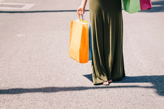 Gambe femminili e borse per la spesa