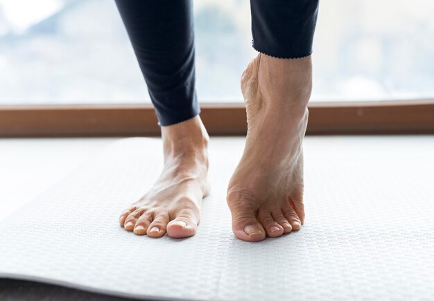 Gambe in primo piano facendo esercizi di stretching prima dell'allenamento