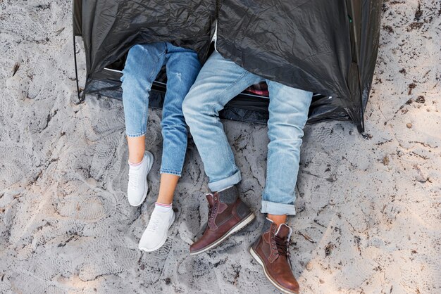 Gambe vista dall'alto fuori dalla tenda