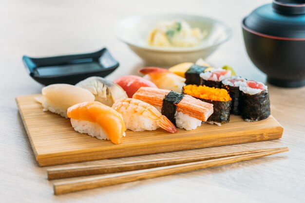 Gamberetti di tonno salmone e altri maki di sushi di carne