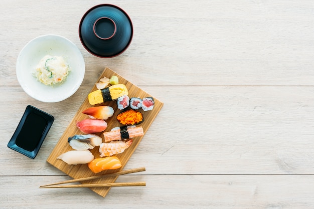 Gamberetti di tonno salmone e altri maki di sushi di carne