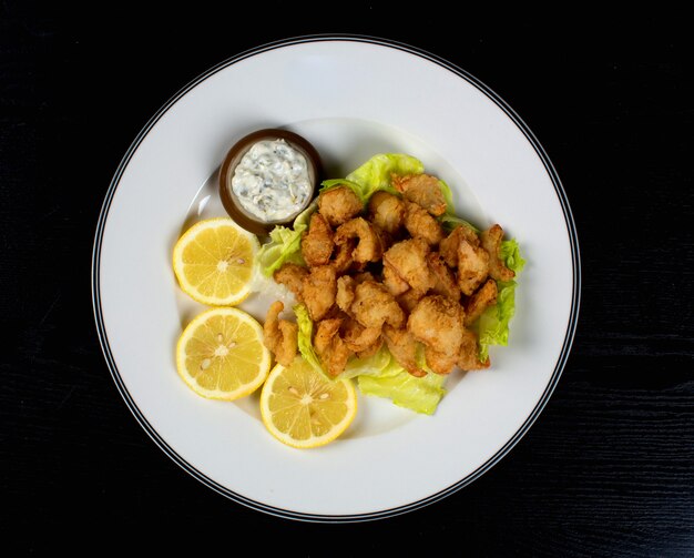 Gamberetti fritti con salsa di funghi e succo di limone