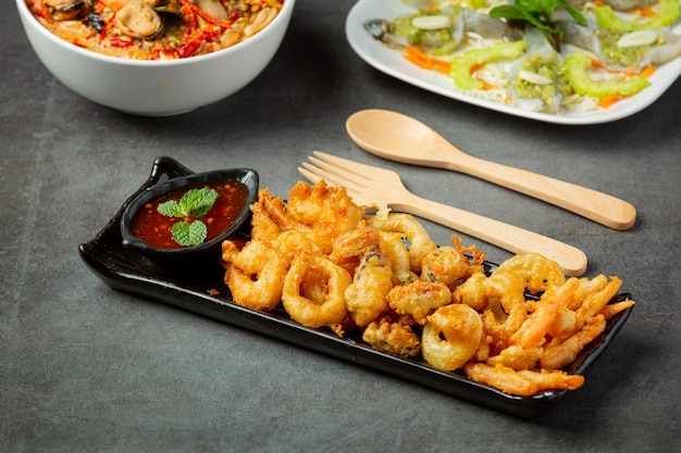 Gamberi fritti e calamari con salsa piccante