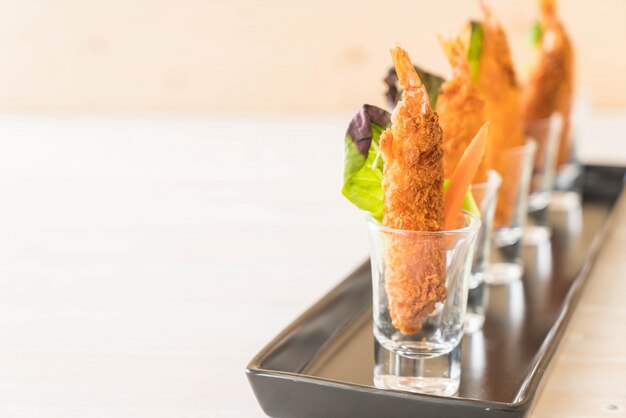 gamberi fritti sul legno