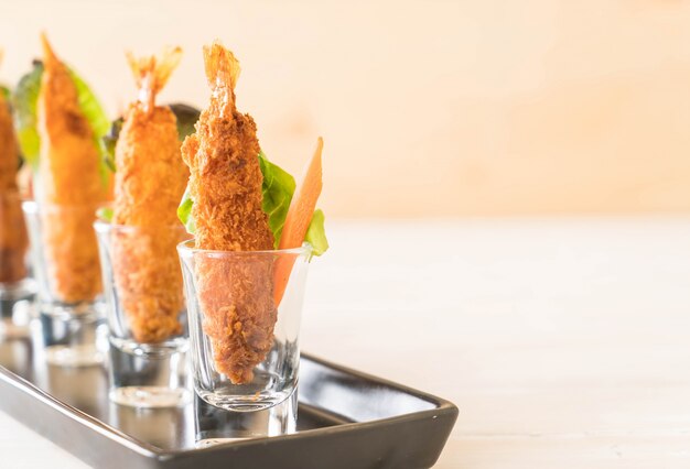 gamberi fritti sul legno