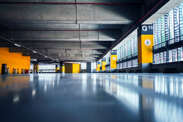 Garage vuoto con parcheggi con soffitto in cemento e pavimento e pilastri contrassegnati da numeri