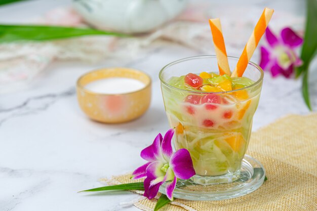 Gelatina di farina di riso in latte di cocco dolce.