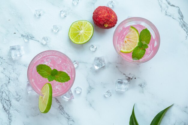 Gelatina di litchi, frutta di stagione e concetto di dessert tailandese splendidamente decorato.