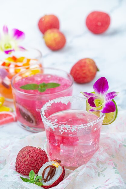 Gelatina di litchi, frutta di stagione e concetto di dessert tailandese splendidamente decorato.