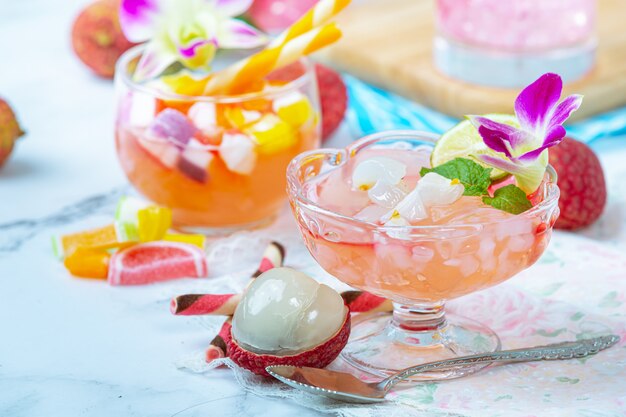 Gelatina di litchi, frutta di stagione e concetto di dessert tailandese splendidamente decorato.