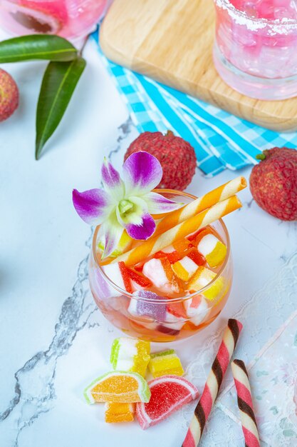 Gelatina di litchi, frutta di stagione e concetto di dessert tailandese splendidamente decorato.