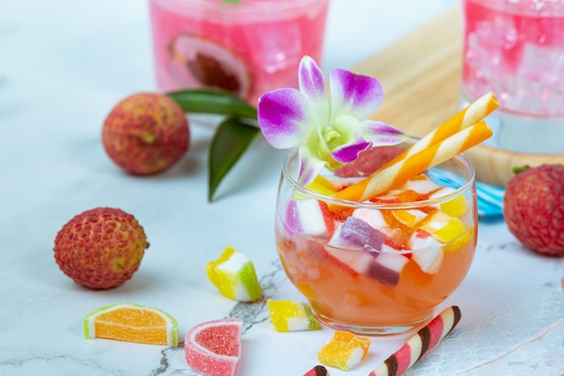 Gelatina di litchi, frutta di stagione e concetto di dessert tailandese splendidamente decorato.