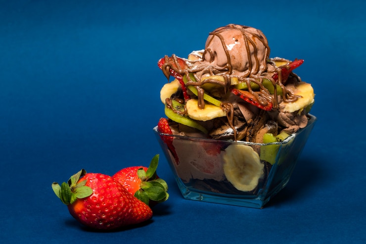 Foto gratuito gelato al cioccolato con frutta