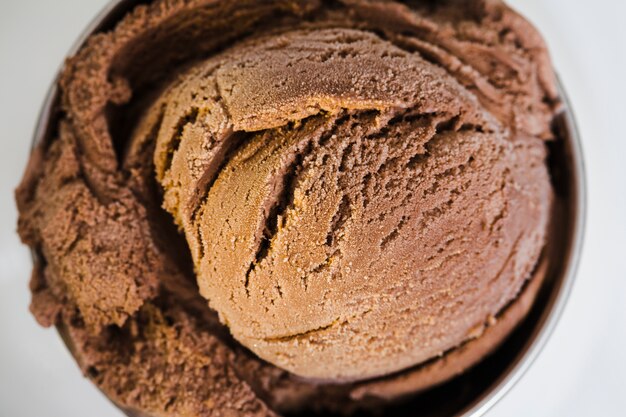 Gelato al cioccolato in contenitore