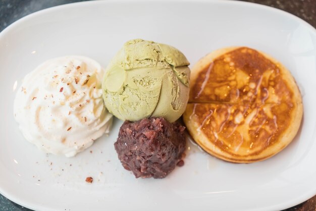 Gelato alla tè verde con pancake, fagiolini rossi e crema di panna