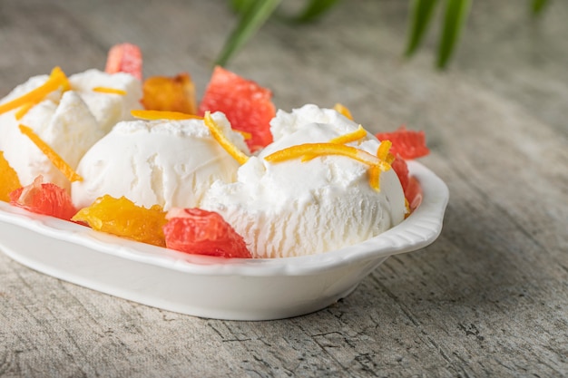 Gelato alla vaniglia con anguria e pezzi di frutta arancione