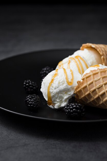 Gelato alla vaniglia del primo piano con guarnizione del caramello