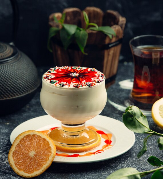 gelato bianco con sirope alla fragola sul tavolo