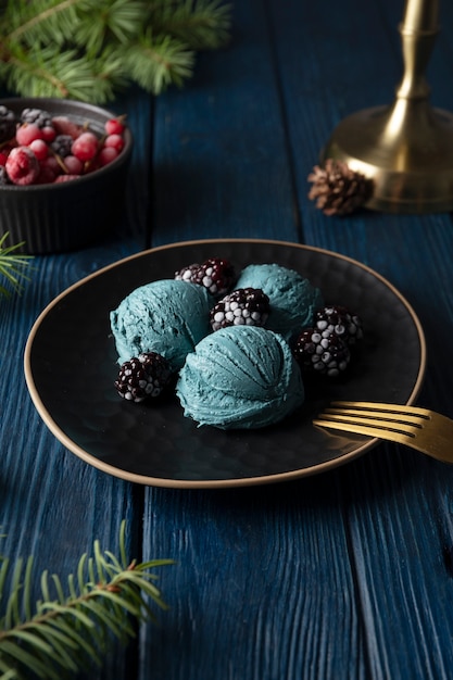 Gelato blu ad alto angolo sul piatto