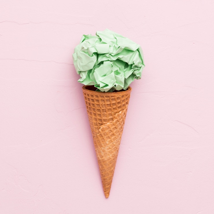 Foto gratuito gelato di carta creativo nei coni di cialda