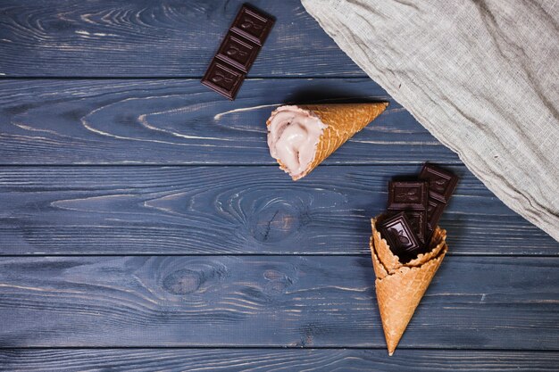 Gelato e cioccolato sul tavolo