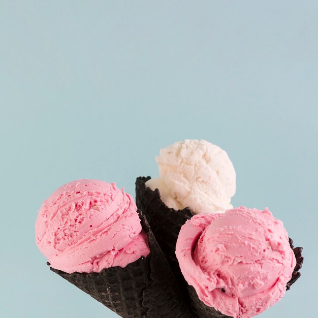 Gelato in coni di cialda nera