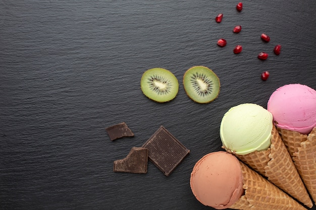 Gelato sui coni con cioccolato e kiwi