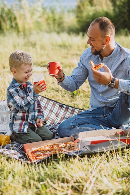 Generi con suo figlio che ha picnic nel parco