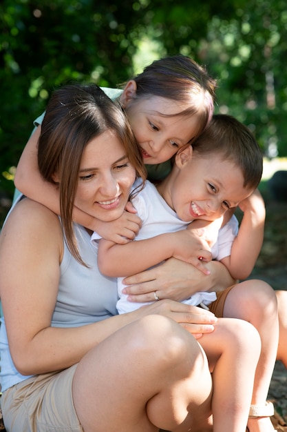 Genitore che trascorre del tempo di qualità con i propri figli