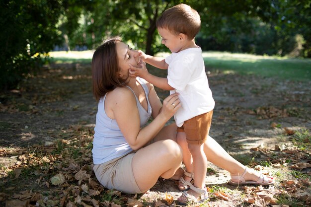 Genitore che trascorre del tempo di qualità con il proprio figlio