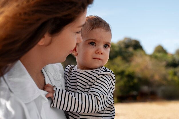 Genitore con un bambino sulla spiaggia al tramonto