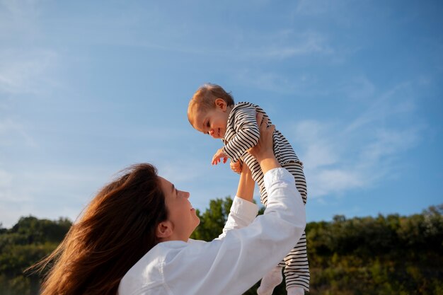 Genitore con un bambino sulla spiaggia al tramonto