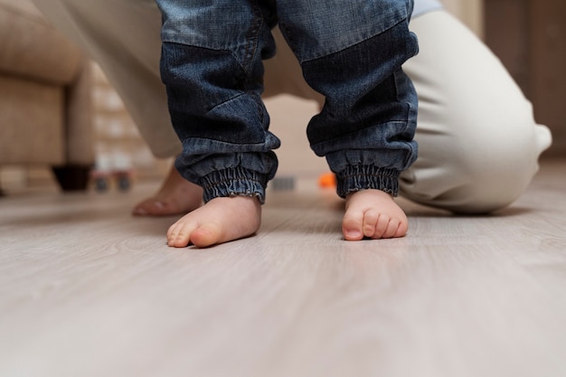 Genitore di vista frontale e piedi del bambino carino